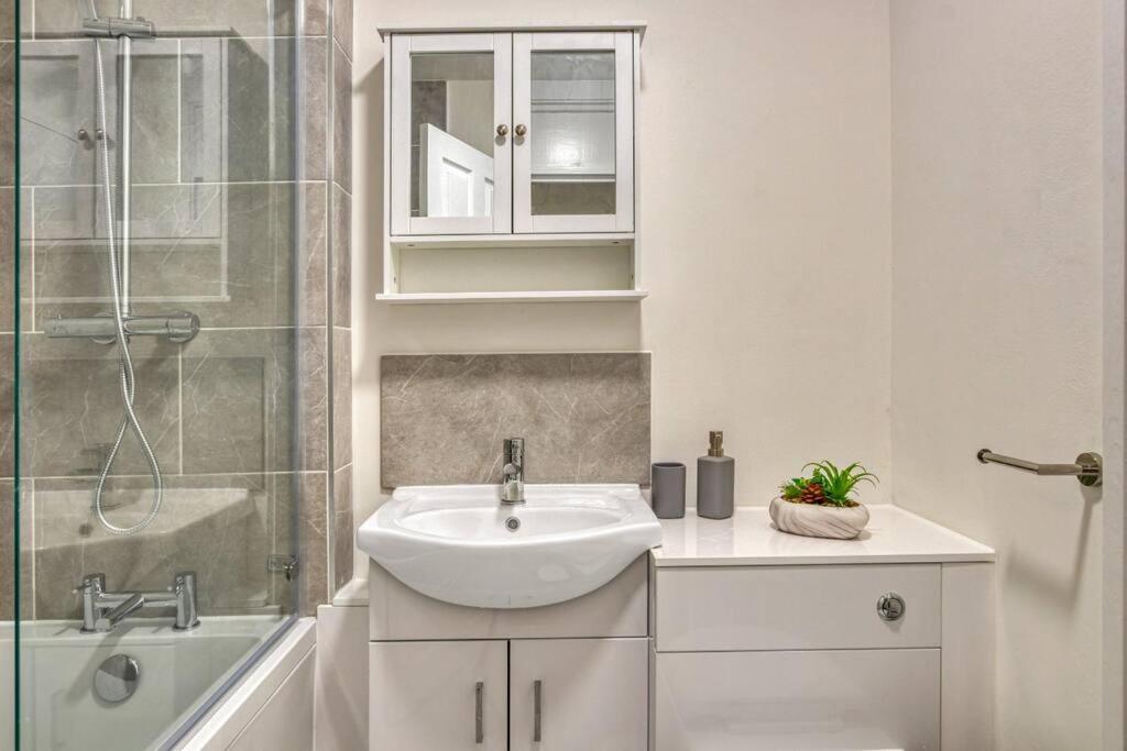 Hidden Gem In Battersea W/ Free Parking * London