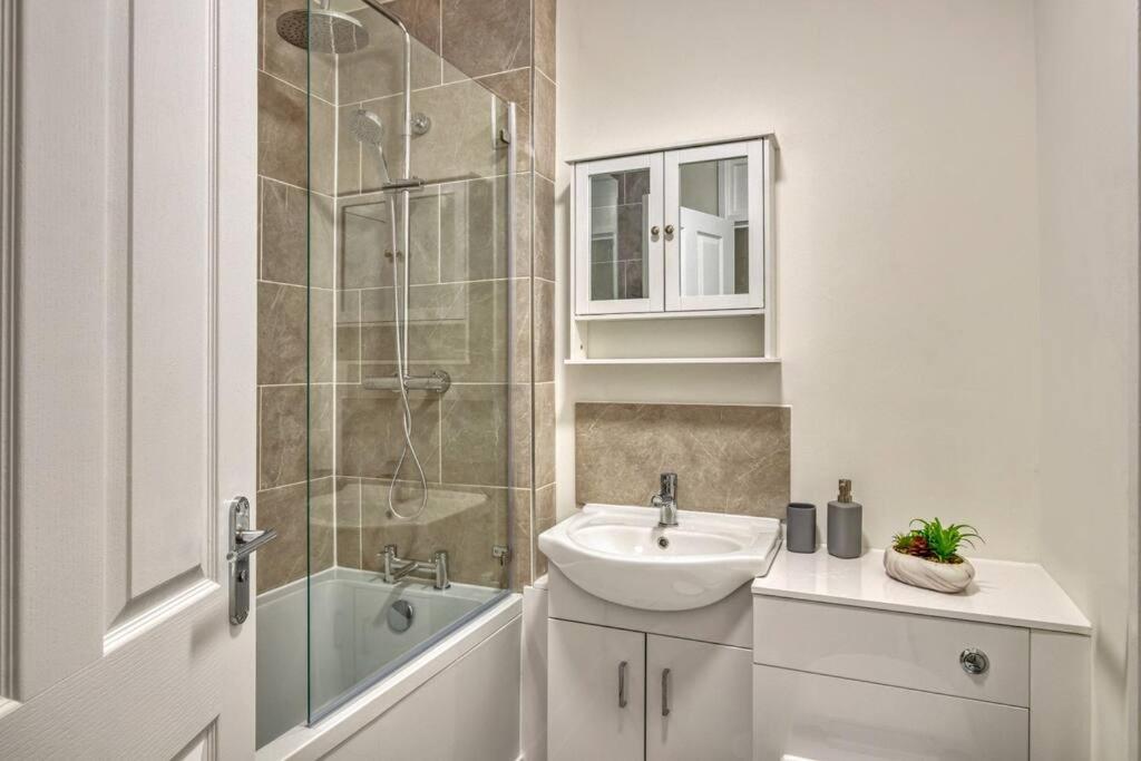 Hidden Gem In Battersea W/ Free Parking Apartment London