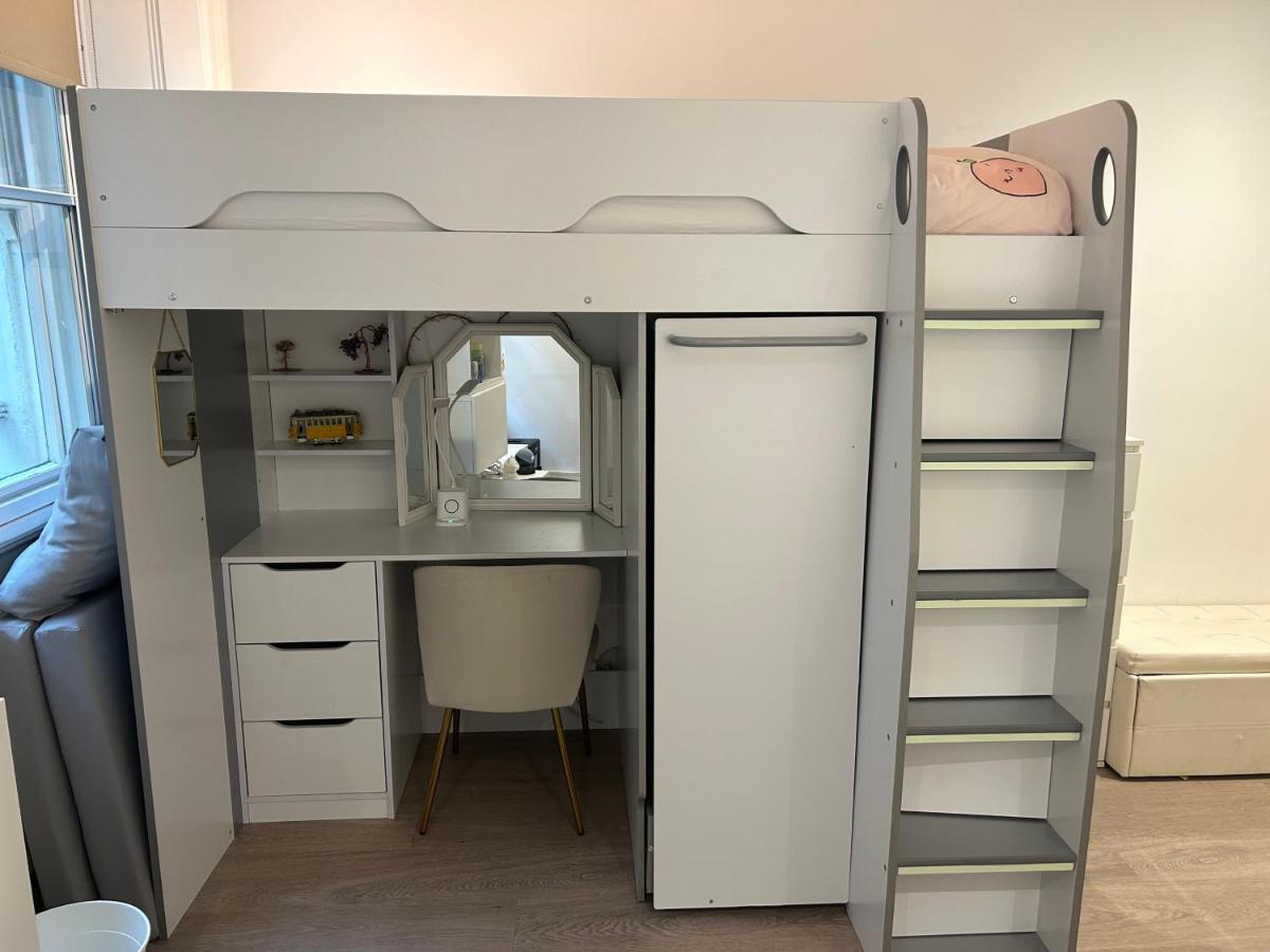 Beautiful Double In A Location Next To Various Tube Stations With Breakfast And Yoga Options Available On Site Privat bolig *