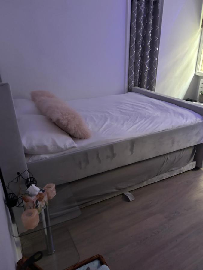 Privat bolig Beautiful Double In A Location Next To Various Tube Stations With Breakfast And Yoga Options Available On Site *