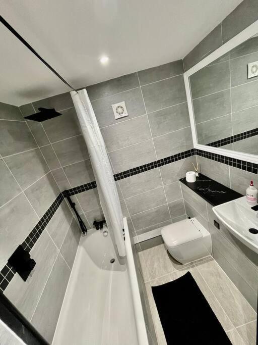 Newley Refurbished 2-bed Only Minutes From London's Attractions London