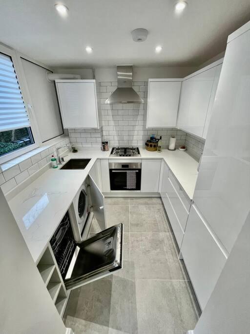 Newley Refurbished 2-bed Only Minutes From London's Attractions * London