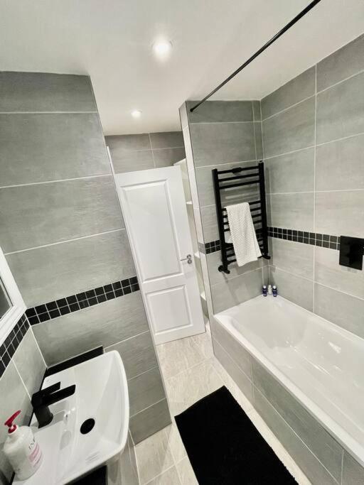 Newley Refurbished 2-bed Only Minutes From London's Attractions * London