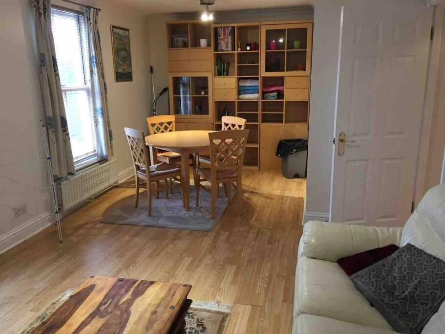 Sw19 2 Bed 2 Bath Private Flat * Londen