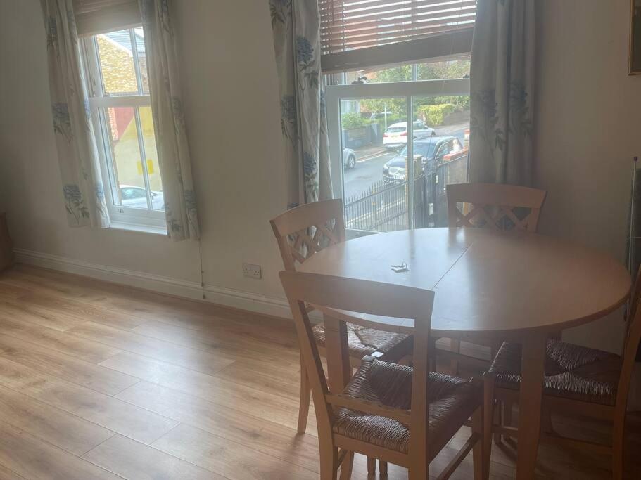 Sw19 2 Bed 2 Bath Private Flat * Londen
