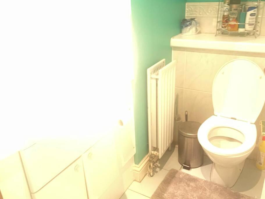 Sw19 2 Bed 2 Bath Private Flat * Londen