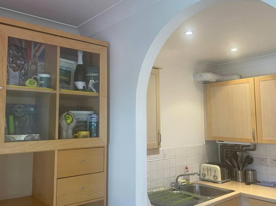 Sw19 2 Bed 2 Bath Private Flat * Londen