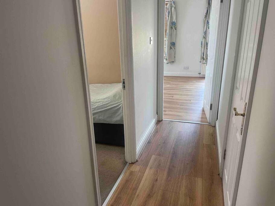Sw19 2 Bed 2 Bath Private Flat * Londen