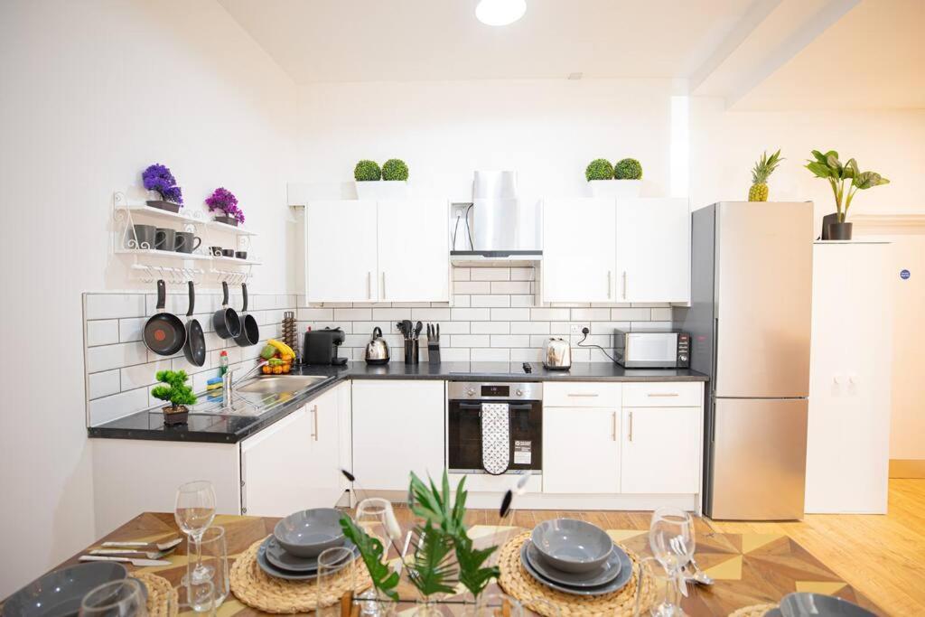 Perfect Location 4bed 2 Bath Spacious Appartamento *