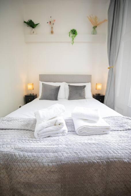 Perfect Location 4bed 2 Bath Spacious Londra