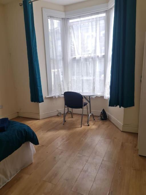 Spacious One Bedroom * Londra