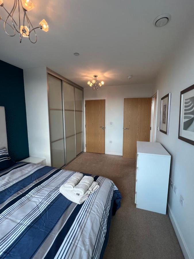 Lägenhet Cityscape Serenity: 10th Floor Oasis Near City Airport, Excel & 02 London
