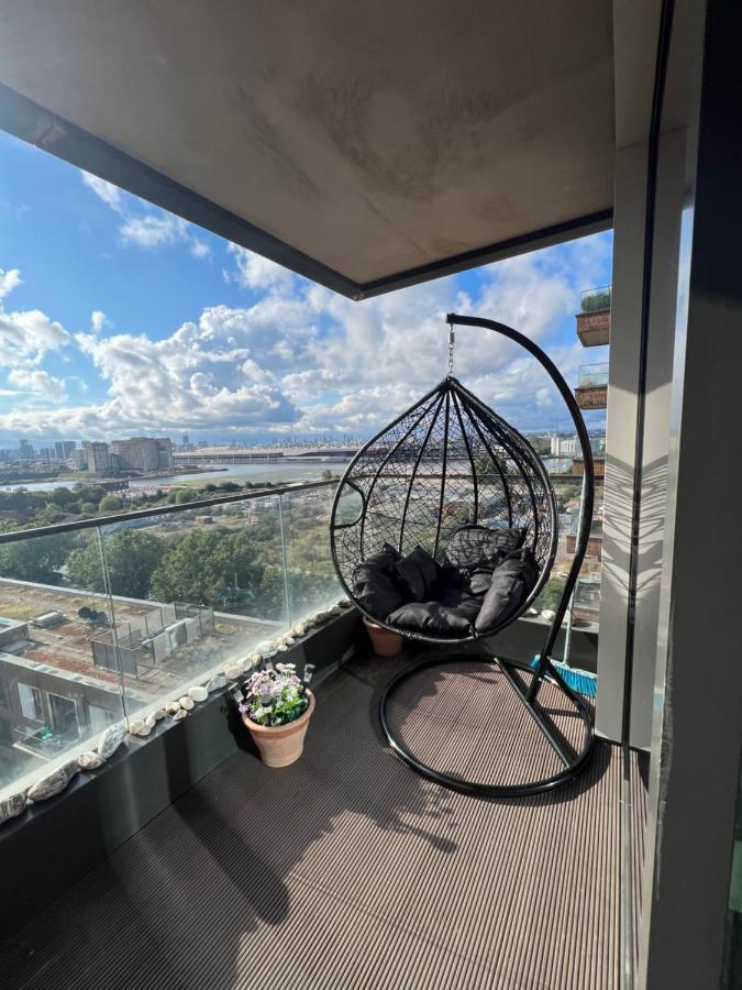 Lägenhet Cityscape Serenity: 10th Floor Oasis Near City Airport, Excel & 02