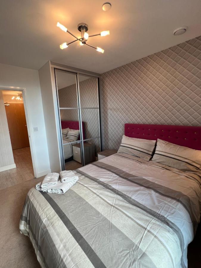 Cityscape Serenity: 10th Floor Oasis Near City Airport, Excel & 02 Lägenhet London