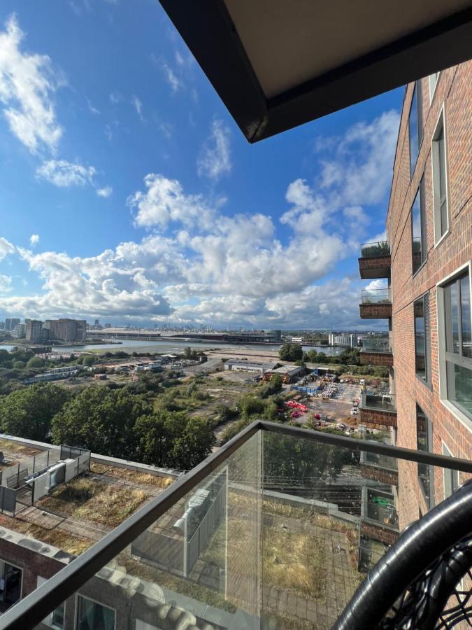 Cityscape Serenity: 10th Floor Oasis Near City Airport, Excel & 02 Lägenhet