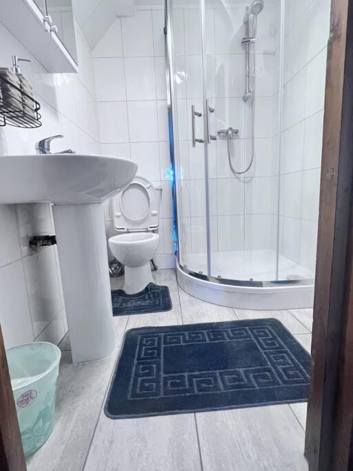 Flat 10 Near Westfield Centre, 1 Bedroom, 1 Bathroom Flat Lägenhet London