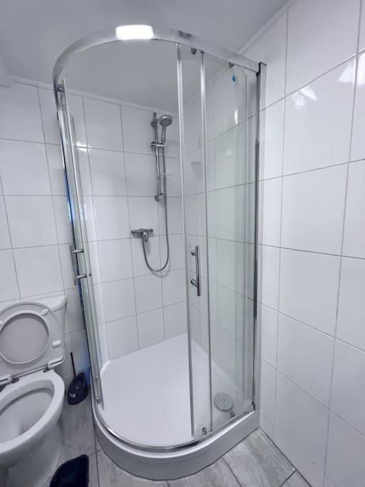 Flat 10 Near Westfield Centre, 1 Bedroom, 1 Bathroom Flat Lägenhet