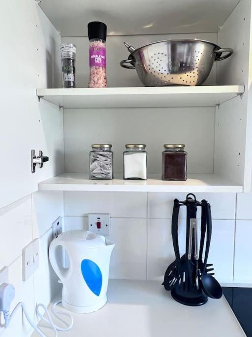 Lägenhet Flat 10 Near Westfield Centre, 1 Bedroom, 1 Bathroom Flat *