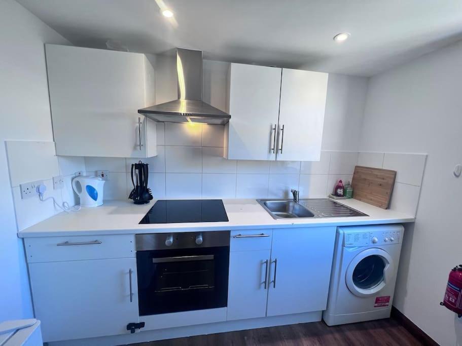Flat 10 Near Westfield Centre, 1 Bedroom, 1 Bathroom Flat Lägenhet London
