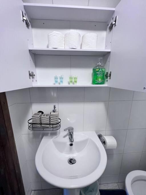 Flat 10 Near Westfield Centre, 1 Bedroom, 1 Bathroom Flat Lägenhet London