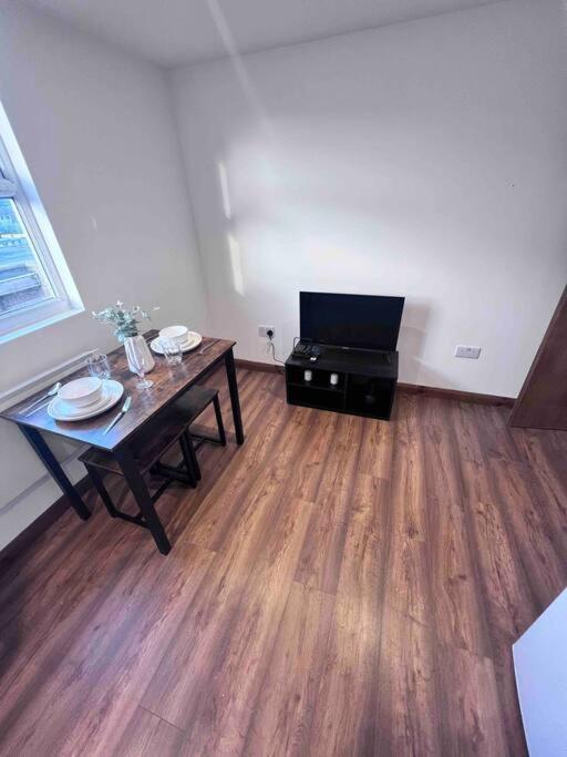 Flat 10 Near Westfield Centre, 1 Bedroom, 1 Bathroom Flat Lägenhet *