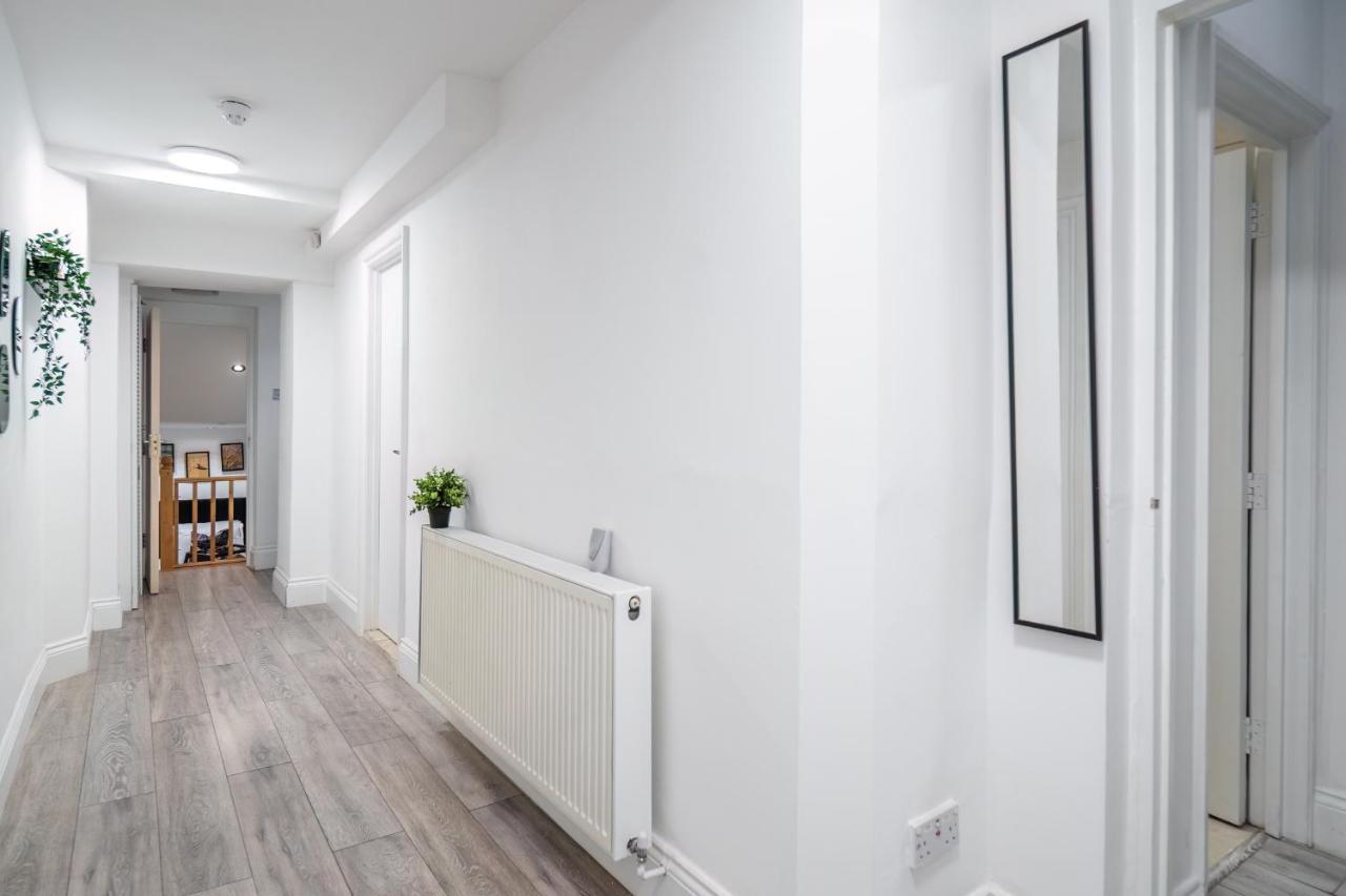 Funky Trendy Modern 3 Bed 3 Bath House In Dalston Londen
