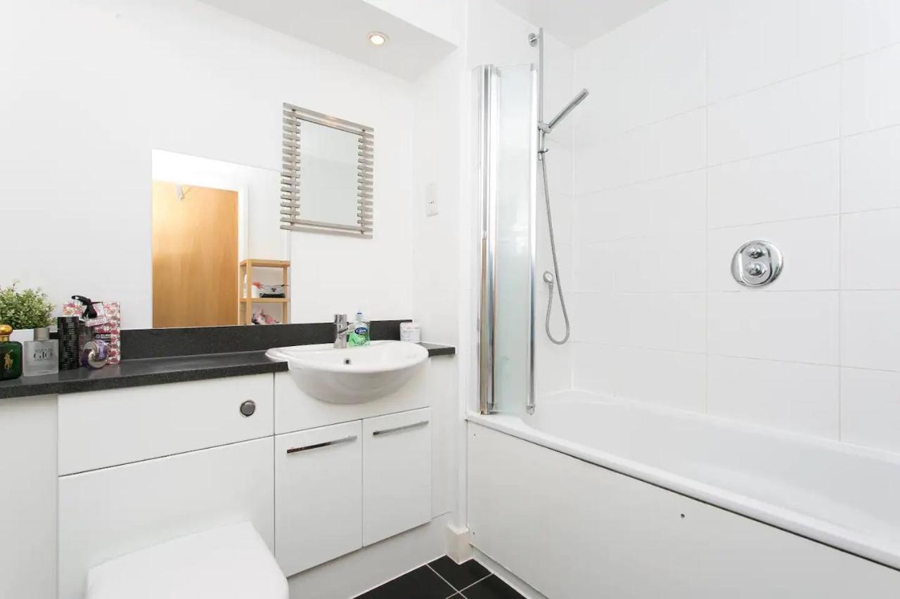 Lejlighed 1 Bedroom With Dock Views In E16 *