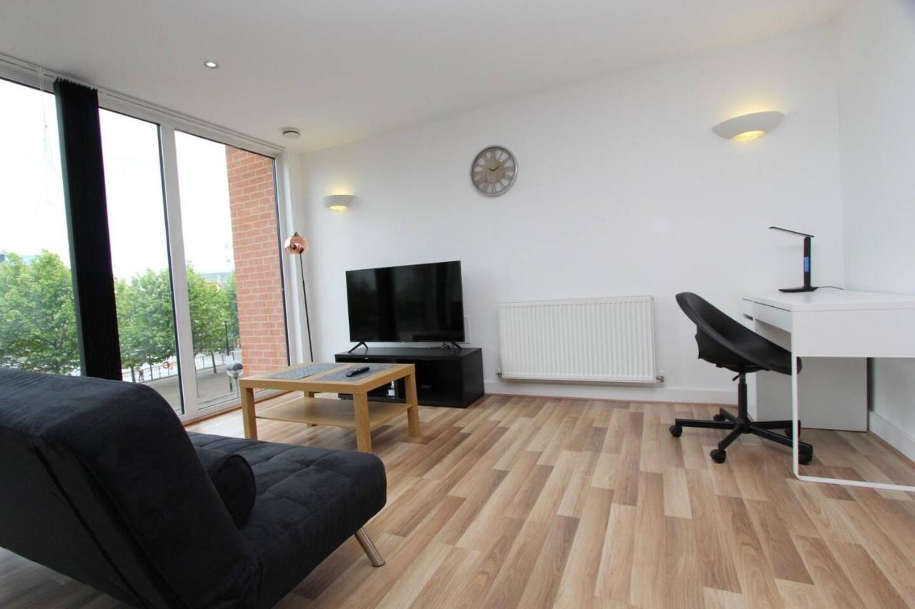 1 Bedroom With Dock Views In E16 Lejlighed