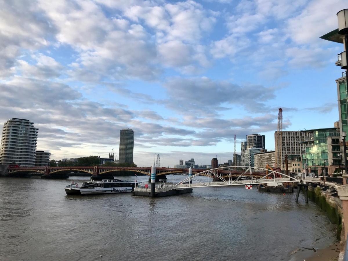 Cosy Private With Private Bathroom In A River View Flat Londen