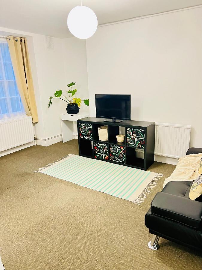 Lägenhet Centrally Located Modern Flat
