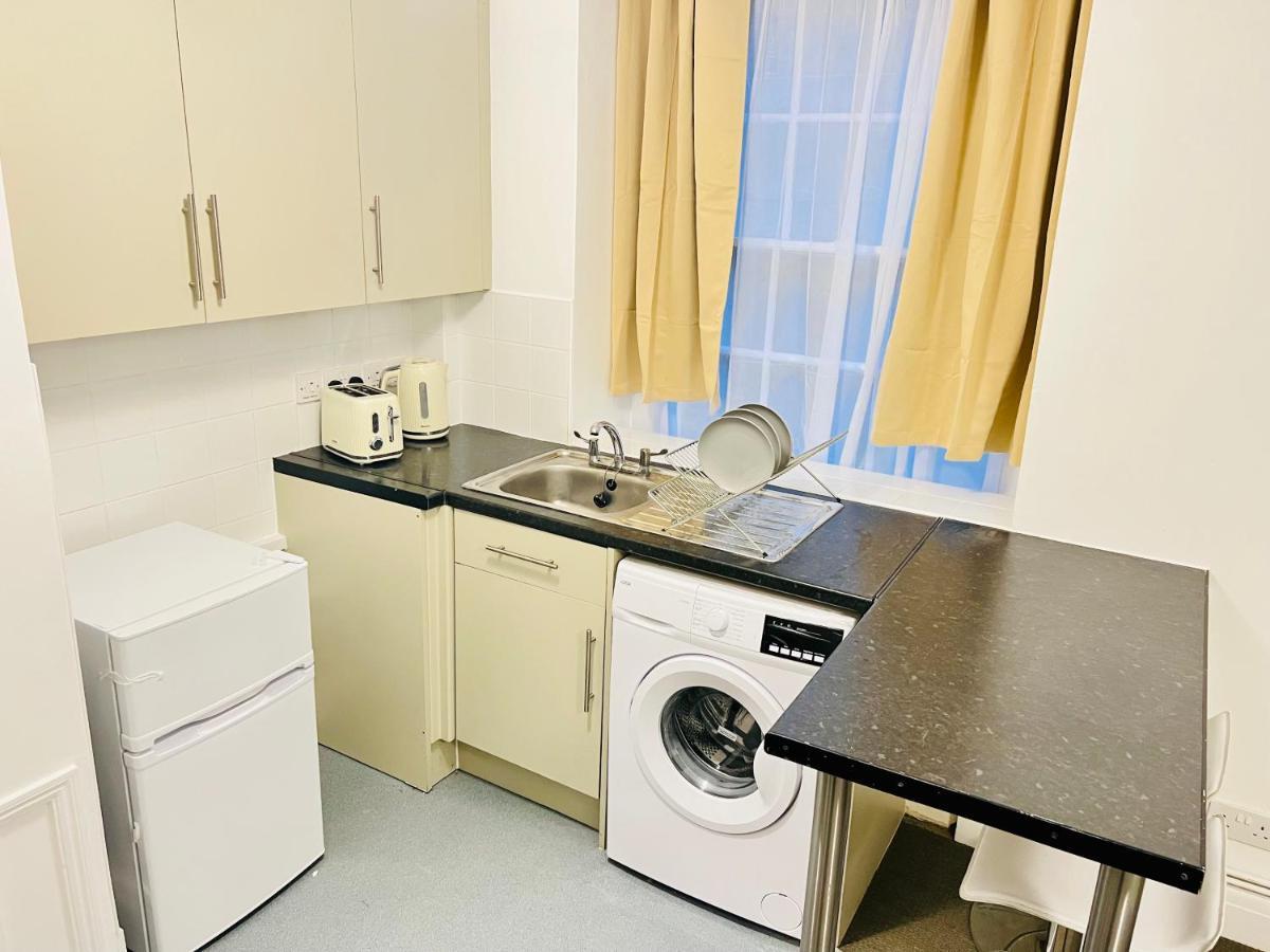 Lägenhet Centrally Located Modern Flat