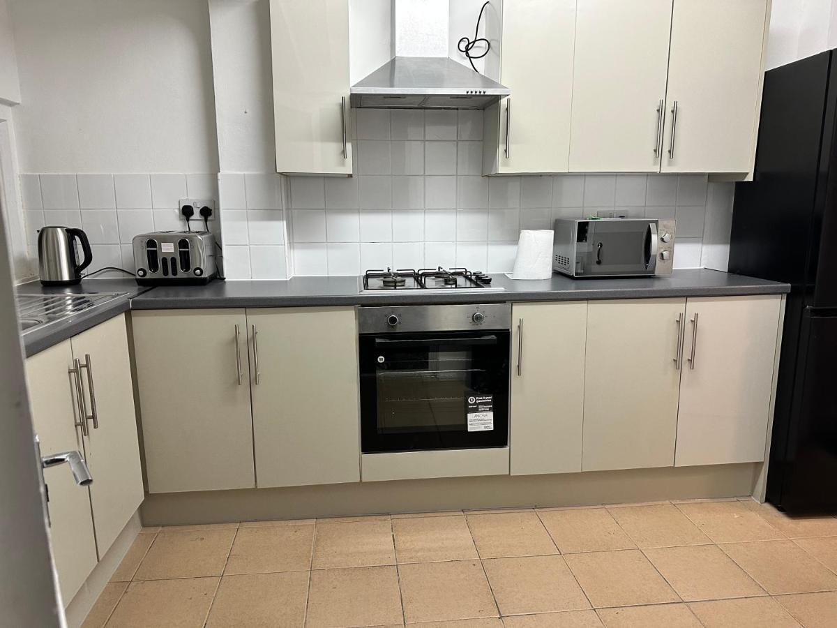 3 Bedroom House With Garden In Tottenham Hébergement de vacances *