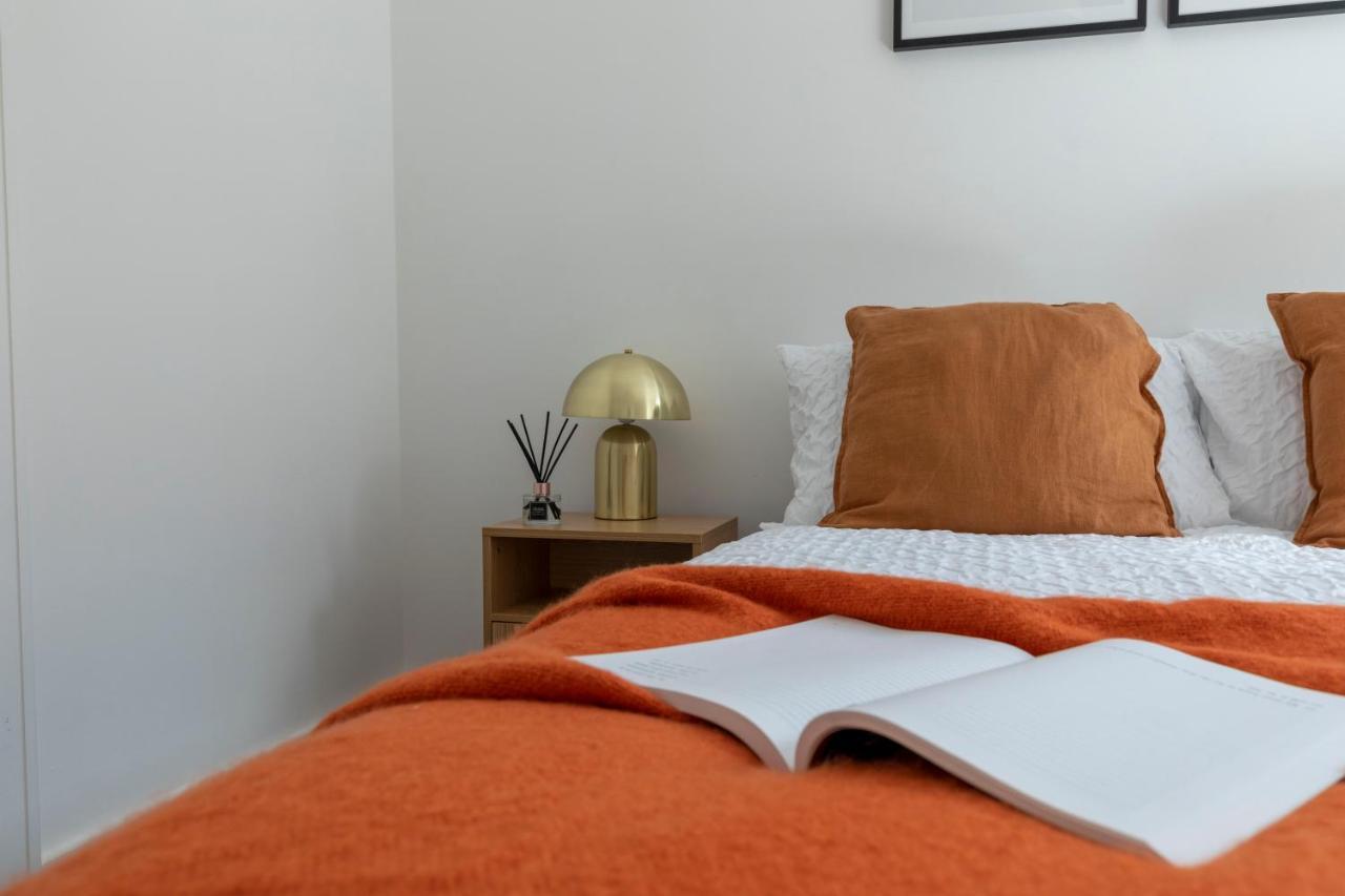 Modern Luxe Just 10 Mins From Tower Bridge! Easy Access To Tube And Bus Lejlighed London