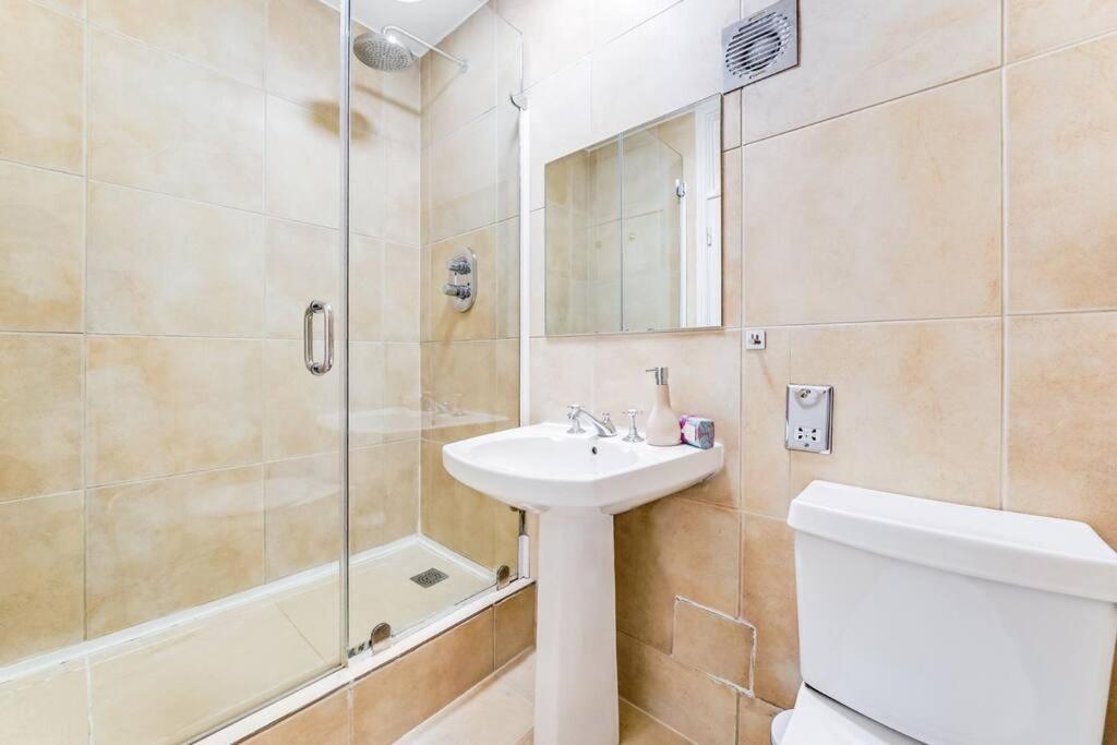 Unique 2 Bed 2 Bath Victorian Flat Regents Park Lejlighed London