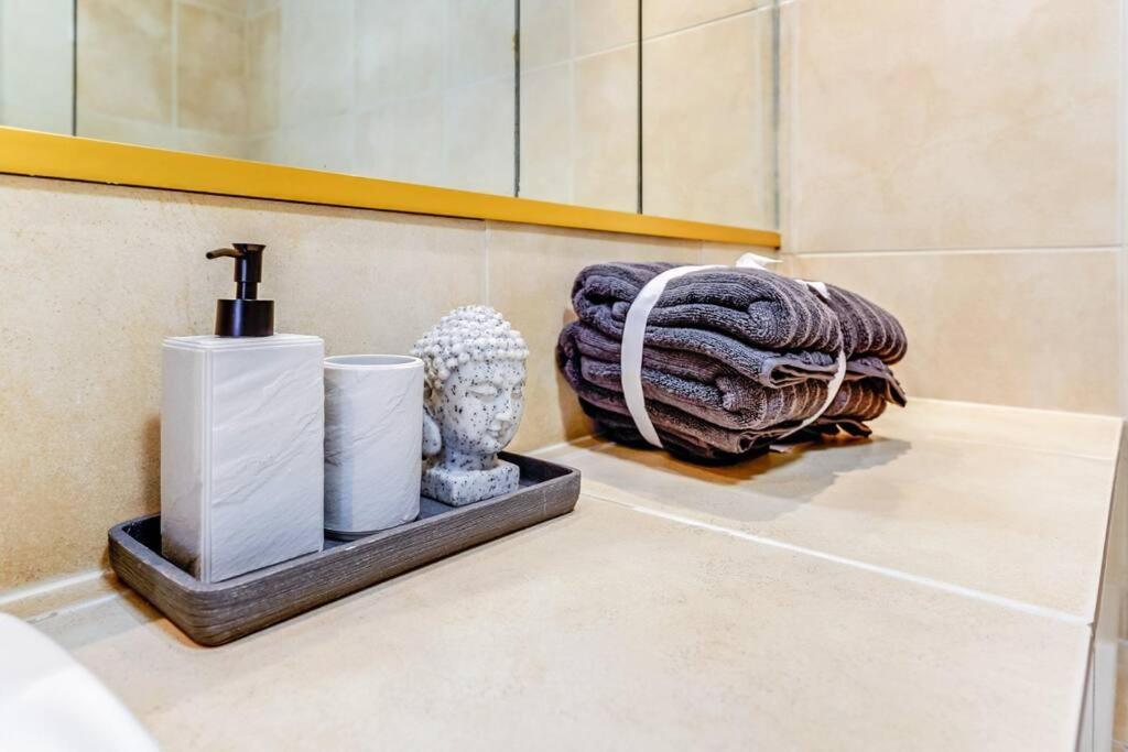 Unique 2 Bed 2 Bath Victorian Flat Regents Park Lejlighed London
