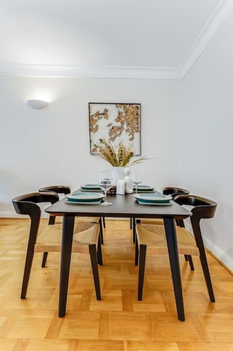 Unique 2 Bed 2 Bath Victorian Flat Regents Park Lejlighed London