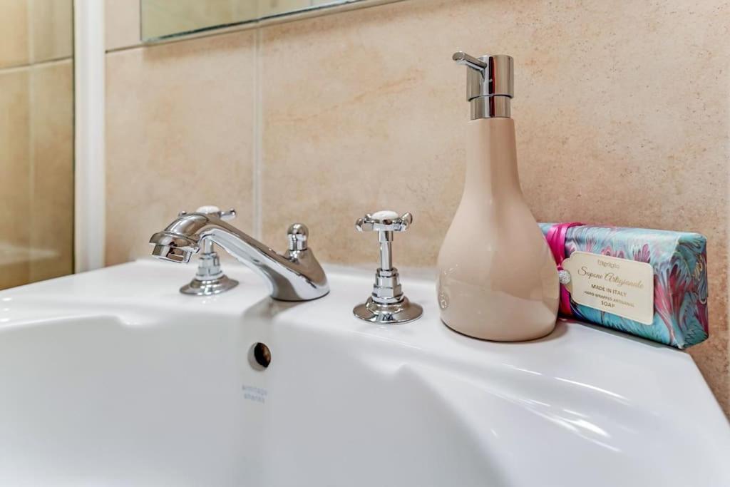 Unique 2 Bed 2 Bath Victorian Flat Regents Park Lejlighed *