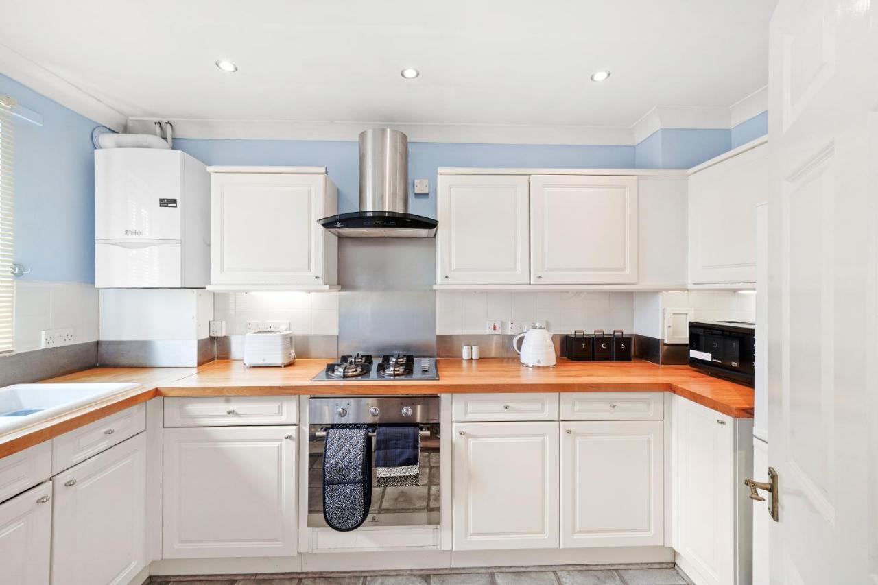 Stunning Central 2 Bed Parking & Garden Holiday home *