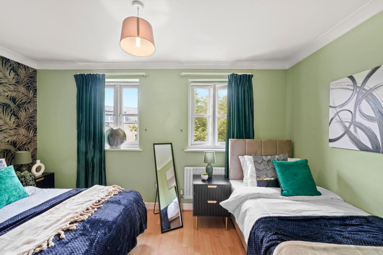 Stunning Central 2 Bed Parking & Garden Holiday home