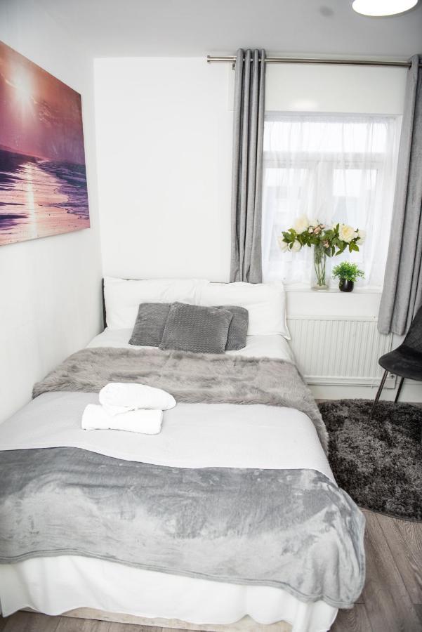 Small But Cozy Studio, Great Tube Connection Lägenhet London