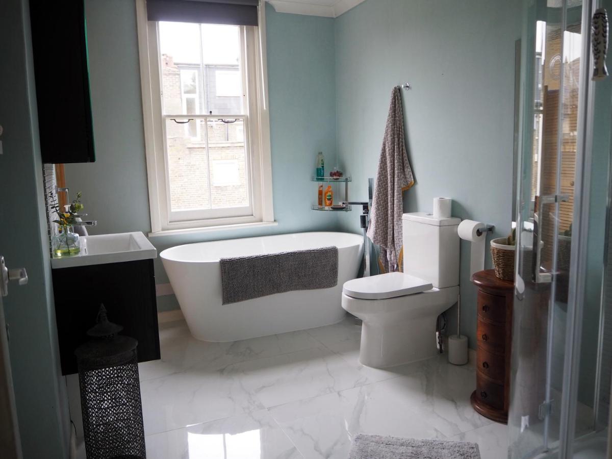 Vakantiehuis Stunning House Overlooking Local Park *