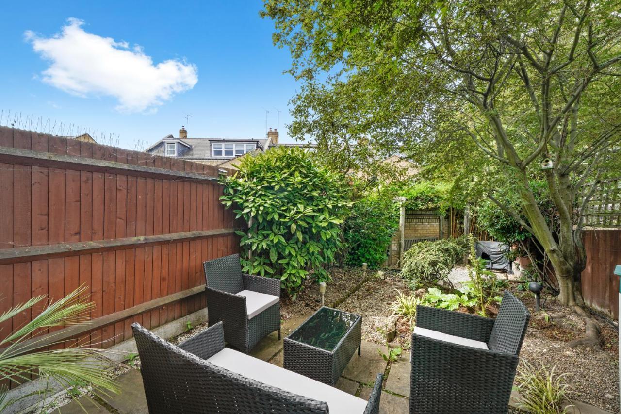 Stunning Central 2 Bed Parking & Garden Holiday home *