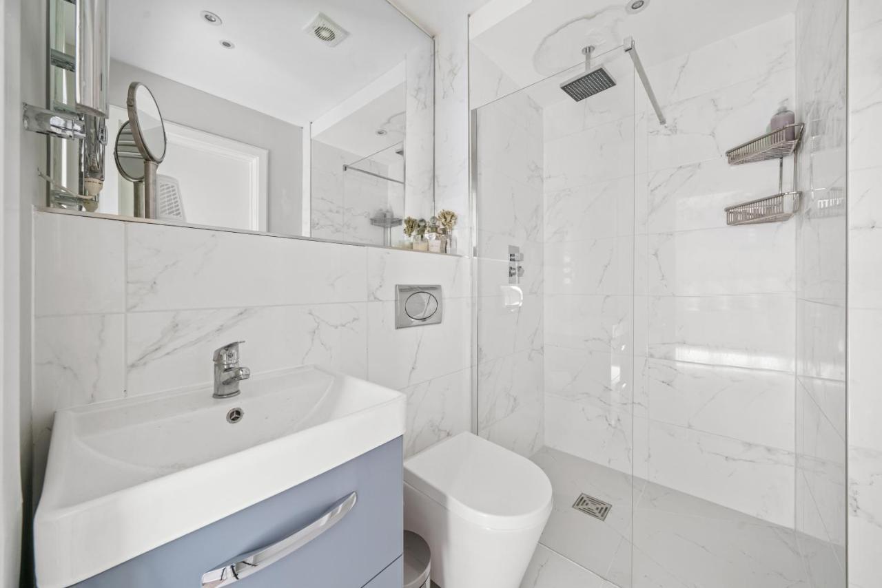Captivating 3-bed House In Holland Park Holiday home *