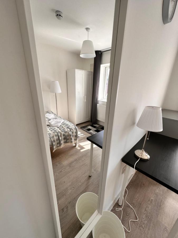 Double And Single In Bromley By Bow * Londen