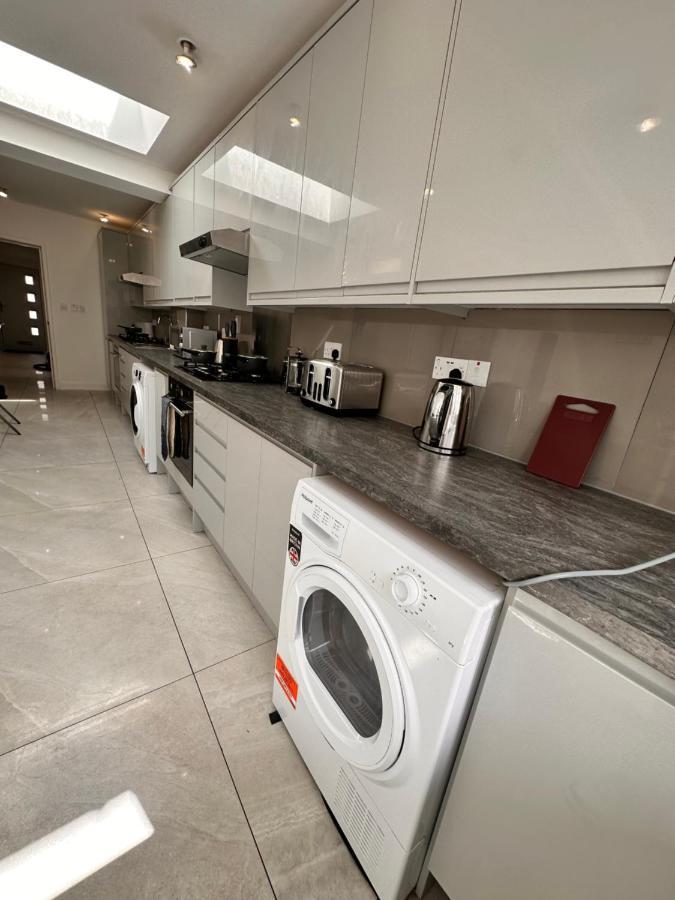 Double And Single In Bromley By Bow * Londen