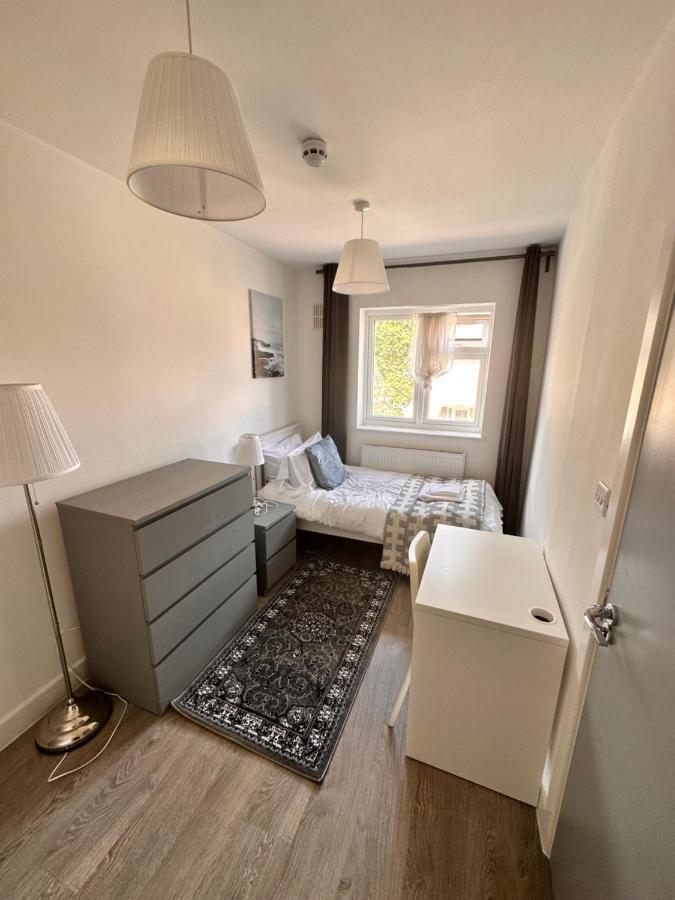 Double And Single In Bromley By Bow * Londen