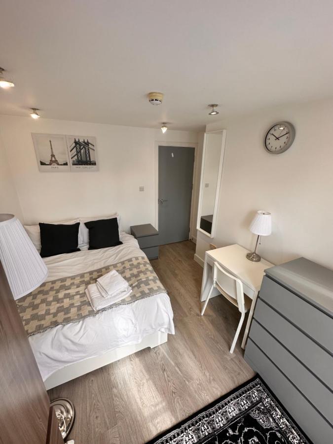 Gasthuis Double And Single In Bromley By Bow *