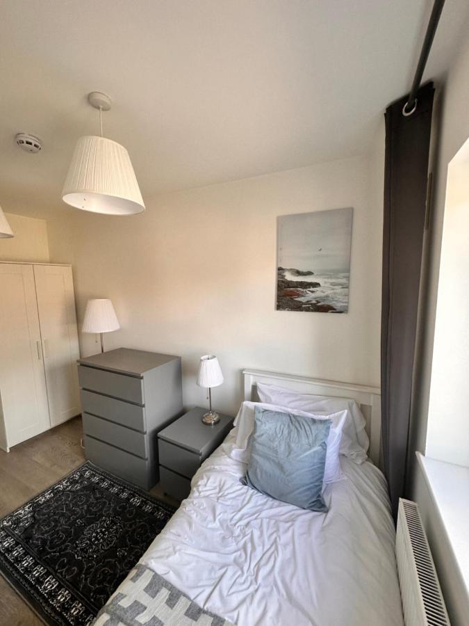 Double And Single In Bromley By Bow * Londen