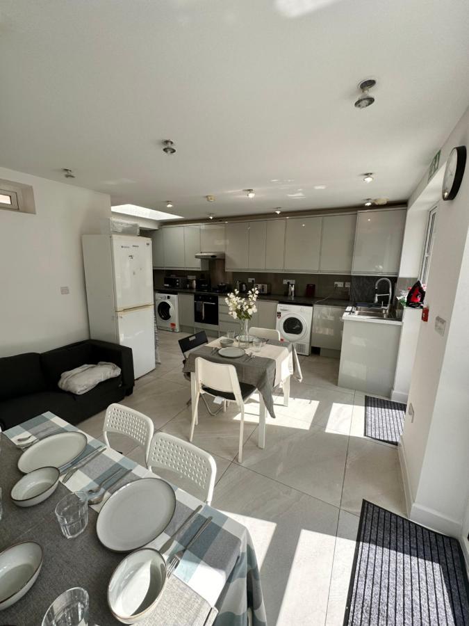 Double And Single In Bromley By Bow * Londen