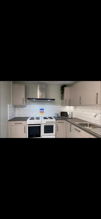 Lovely Bright With Shared Facilities Londen